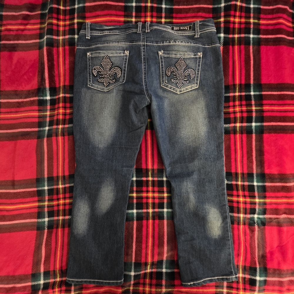 Red Rivet Midrise Capris, Size 15